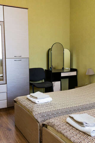 Гостевой дом Три сосны Феодосия Стандартный четырехместный номер-1