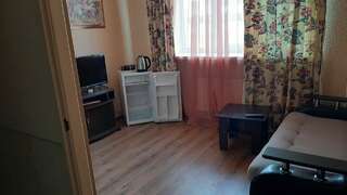 Гостевой дом Три сосны Феодосия Стандартный четырехместный номер-5