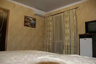 Гостевой дом Три сосны Феодосия Двухместный номер с 1 кроватью или 2 отдельными кроватями-13