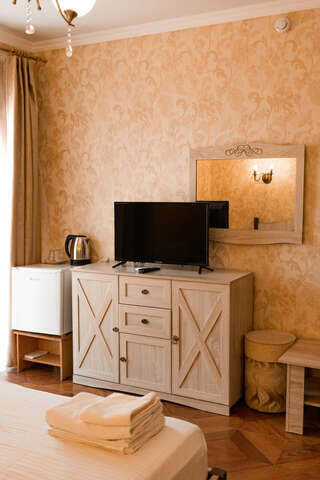 Гостевой дом Три сосны Феодосия Двухместный номер с 1 кроватью или 2 отдельными кроватями-1