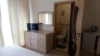 Гостевой дом Три сосны Феодосия Двухместный номер с 1 кроватью или 2 отдельными кроватями-10