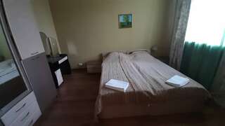 Гостевой дом Три сосны Феодосия Стандартный четырехместный номер-4