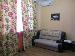 Гостевой дом Три сосны Феодосия Стандартный четырехместный номер-2